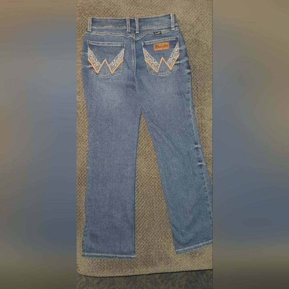 Size 5 Wrangler Boot Cut  Jeans with Cute Back Pockets - Picture 6 of 7
